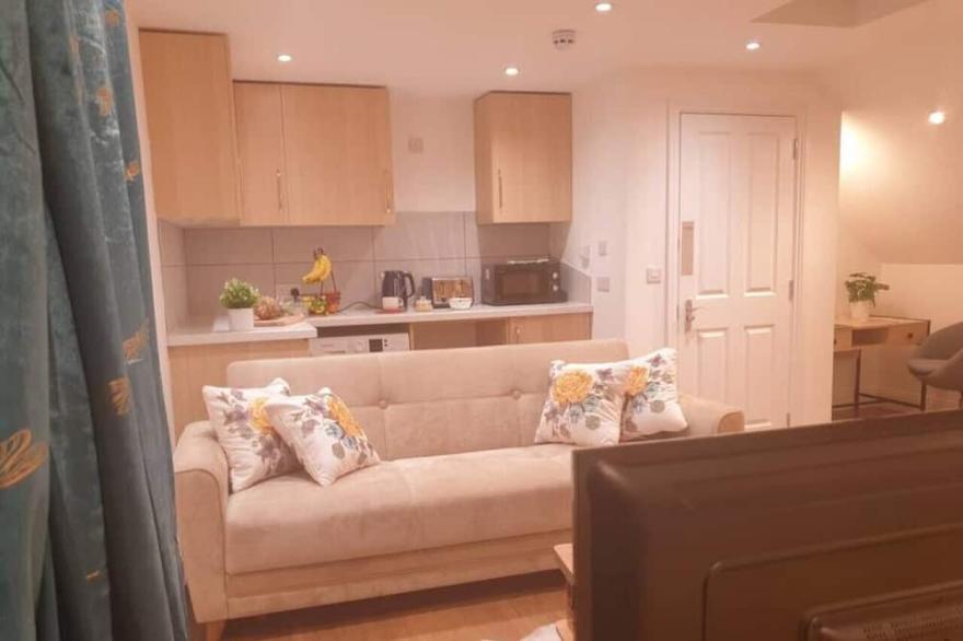 New - King bed flat near parks. 2fl