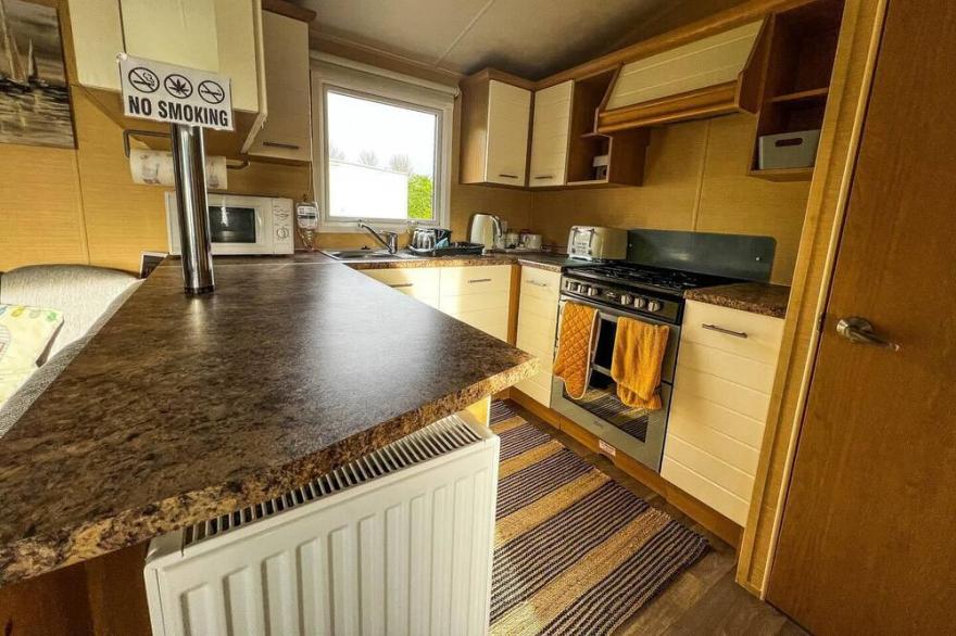 Lovely 3 bed caravan, sleeps 8 in Skegness ref 33035E