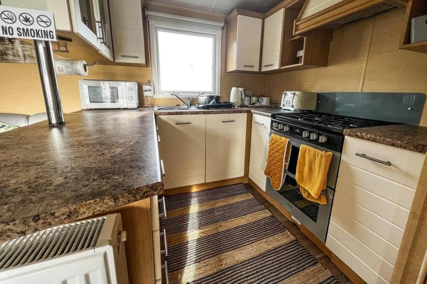 Lovely 3 bed caravan, sleeps 8 in Skegness ref 33035E