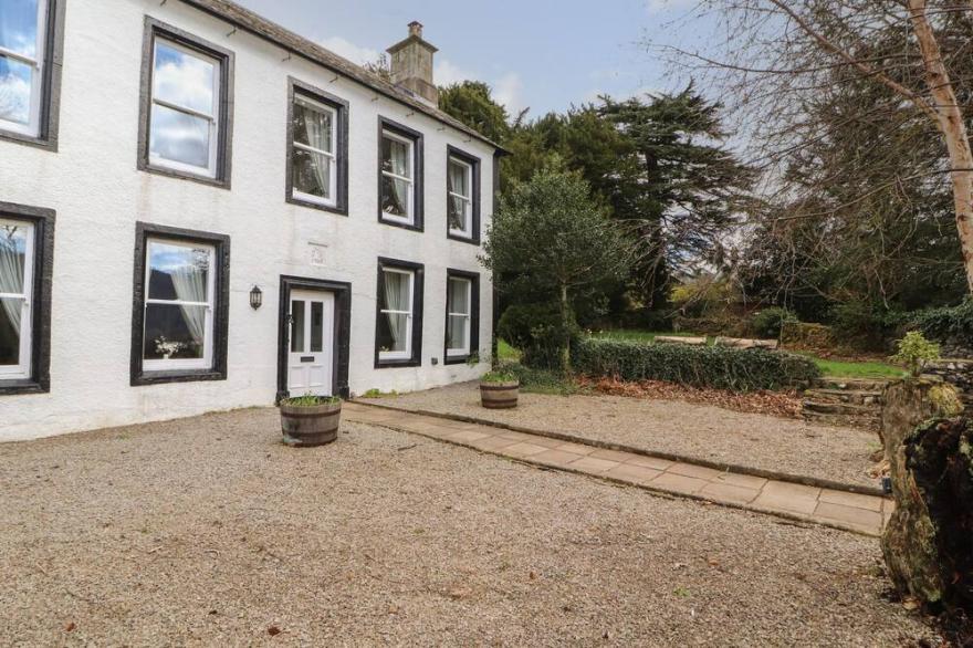 THE DOWER HOUSE, pet friendly, character holiday cottage in Keswick