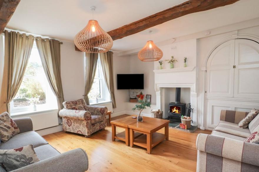 THE DOWER HOUSE, pet friendly, character holiday cottage in Keswick