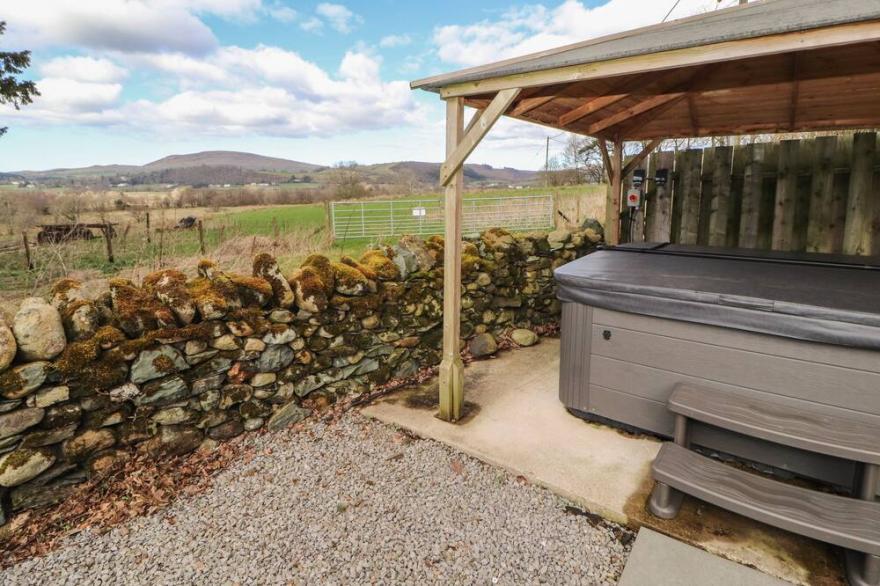 THE CROFT, pet friendly, character holiday cottage in Keswick