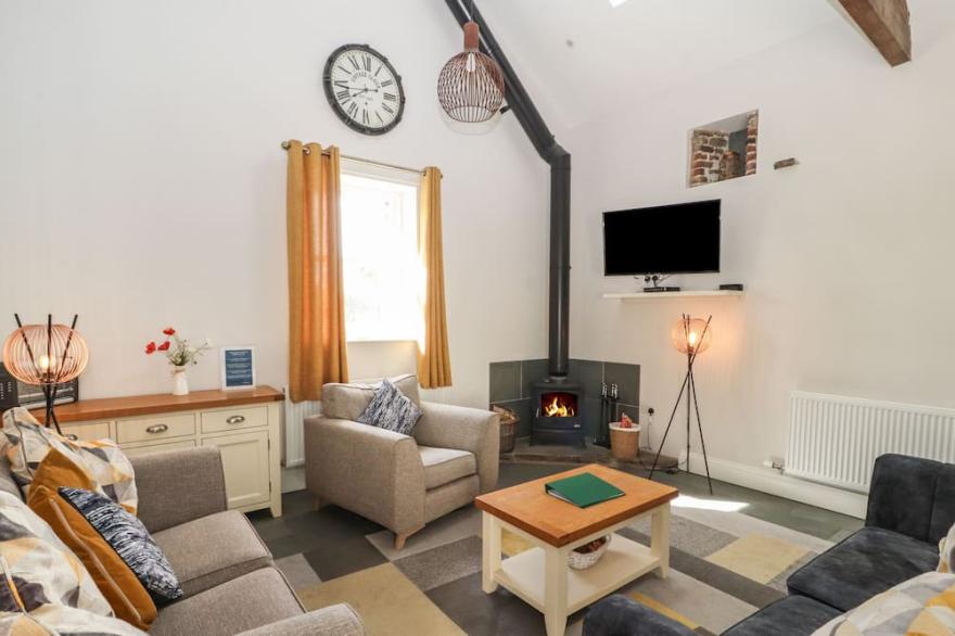 THE CROFT, pet friendly, character holiday cottage in Keswick