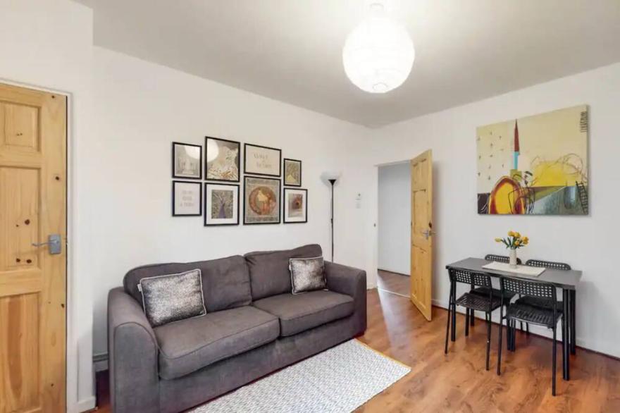 Central & Cosy 2BD Flat near Canary Wharf