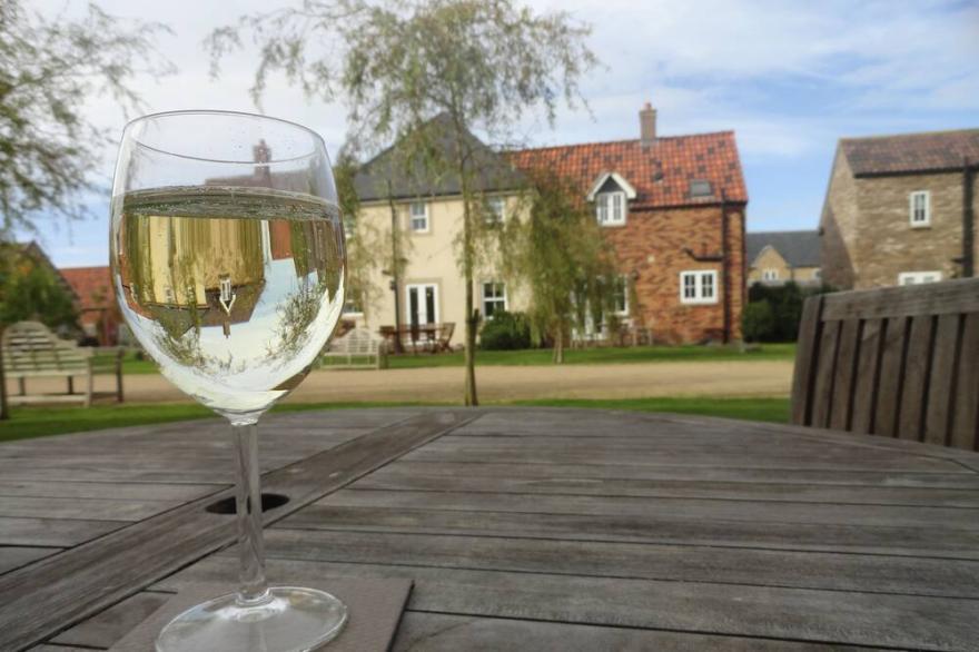 High Tide Cottage -  a cottage that sleeps 4 guests  in 2 bedrooms