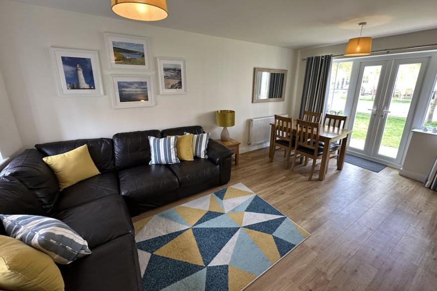 High Tide Cottage -  a cottage that sleeps 4 guests  in 2 bedrooms