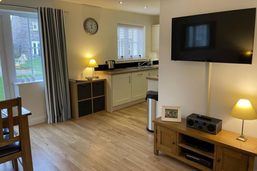 High Tide Cottage -  a cottage that sleeps 4 guests  in 2 bedrooms