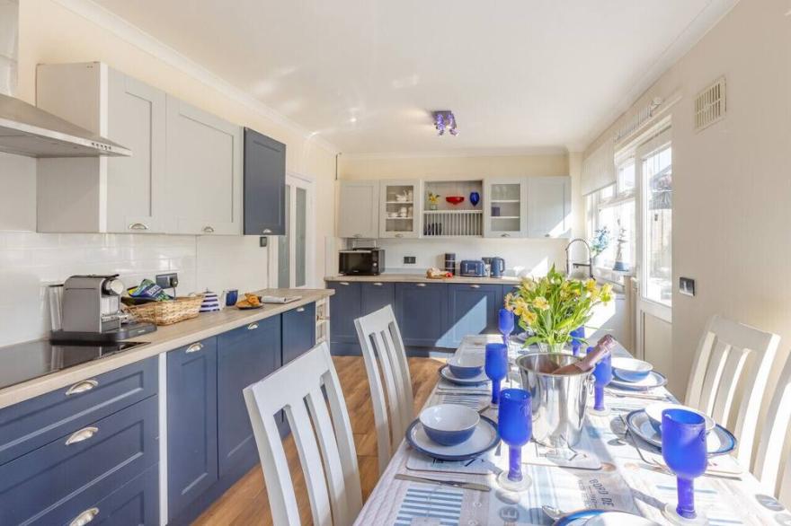 Soundwaves House - Three Bedroom House, Sleeps 6
