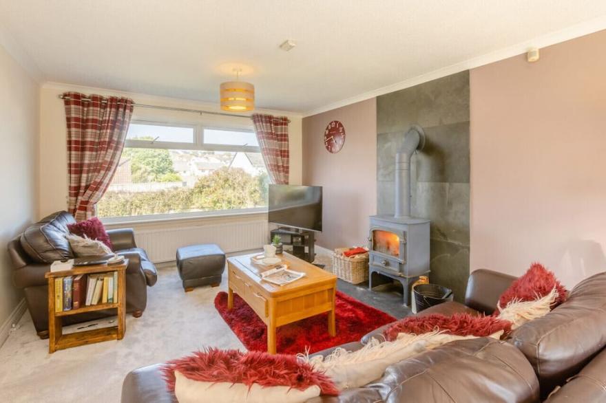 Soundwaves House - Three Bedroom House, Sleeps 6