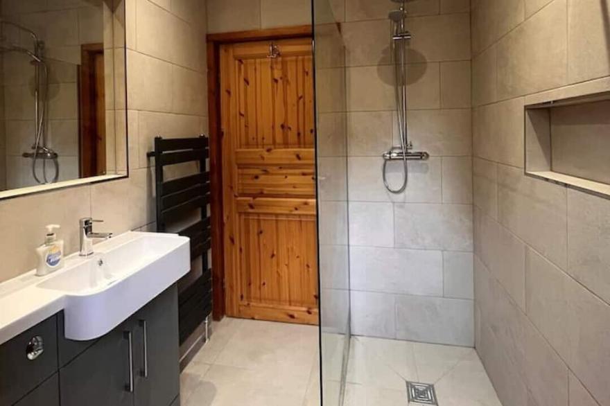 'Beech' Log cabin with hot tub