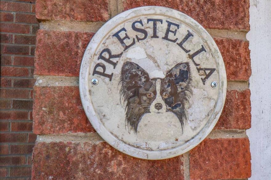 PRESTELLA, pet friendly, country holiday cottage in Filey