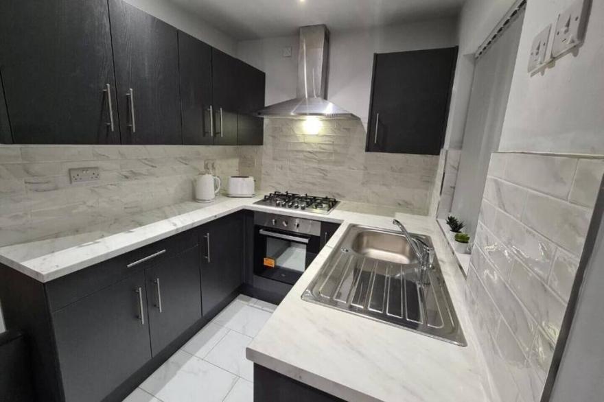 Whole House - 4 Bedrooms - Parking - Sleeps 8