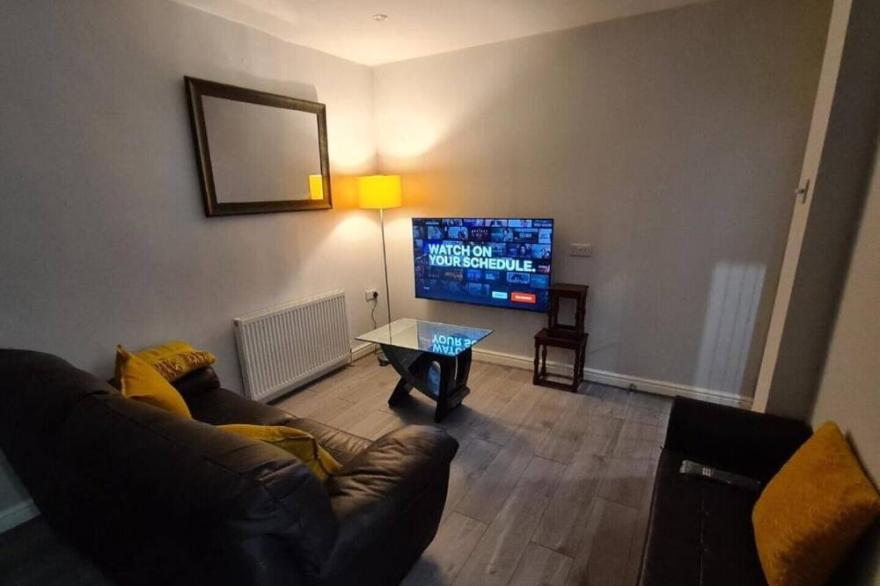 Whole House - 4 Bedrooms - Parking - Sleeps 8