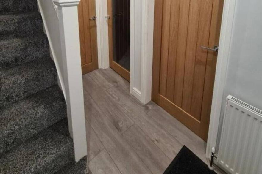 Whole House - 4 Bedrooms - Parking - Sleeps 8