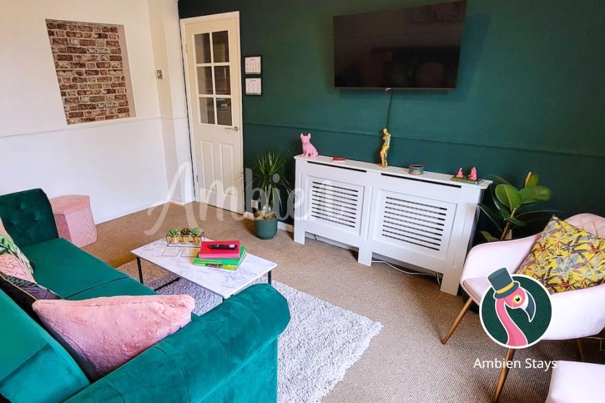 NEW Quirky, 2-5 Bed by Beach +FerryDeal FlamingoTides [Pet Friendly]