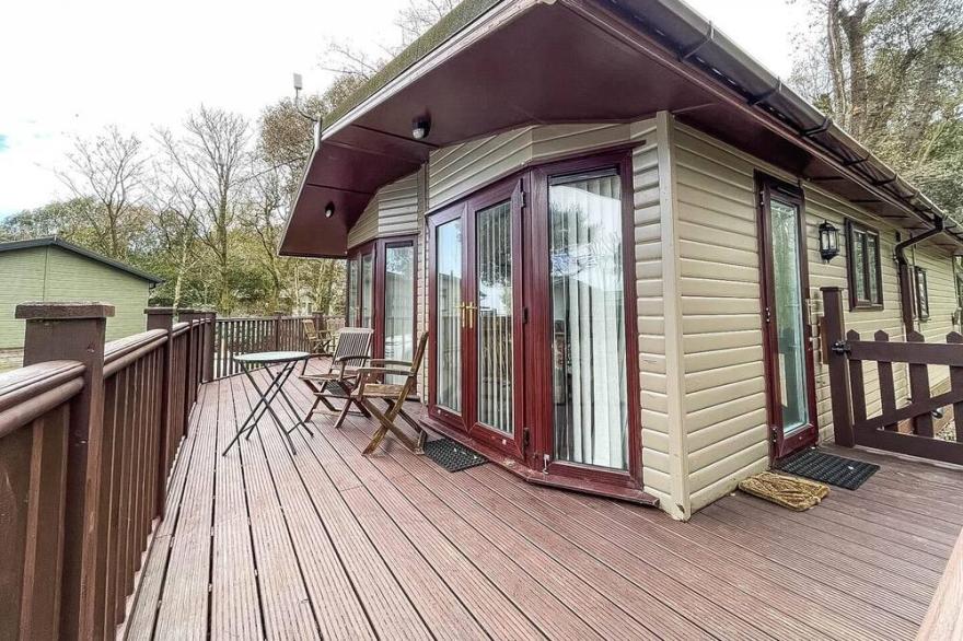 Pet friendly, luxury lodge with decking in Suffolk near the beach ref 32108A
