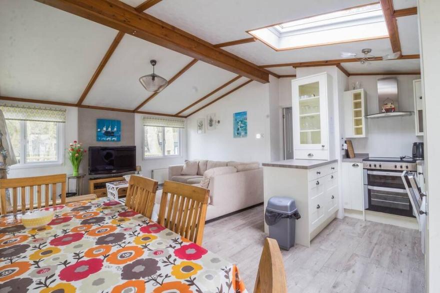Pet friendly, luxury lodge with decking in Suffolk near the beach ref 32108A