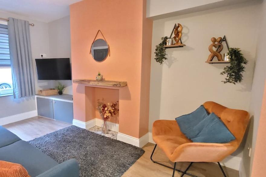 2 bed home close to York Racecourse with parking