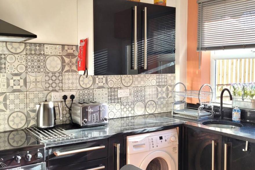 2 bed home close to York Racecourse with parking
