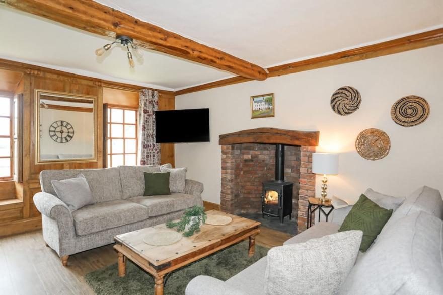 PLAS COCH, pet friendly, character holiday cottage in St Asaph