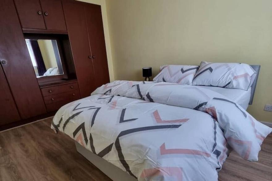 Elegant 3-Bed Home with free wi fi & free parking