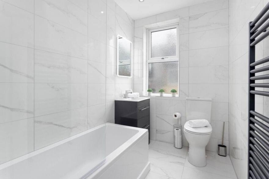 Elegant Anfield Getaway | family and pet-friendly