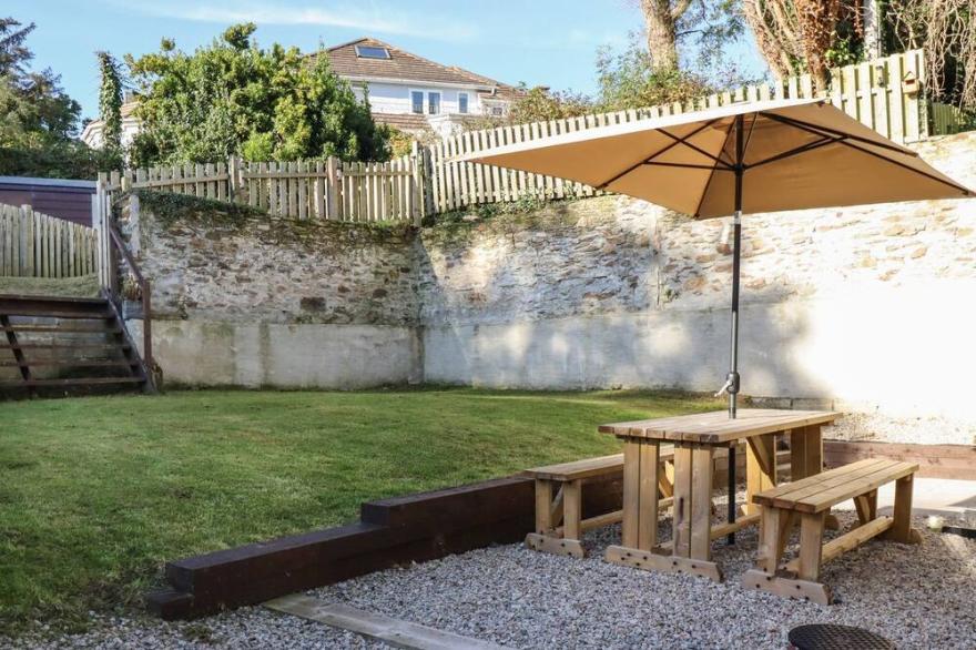 BREWERS COTTAGE, family friendly, with a garden in Looe
