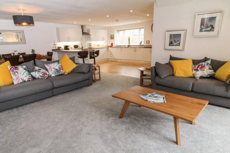 BREWERS COTTAGE, family friendly, with a garden in Looe