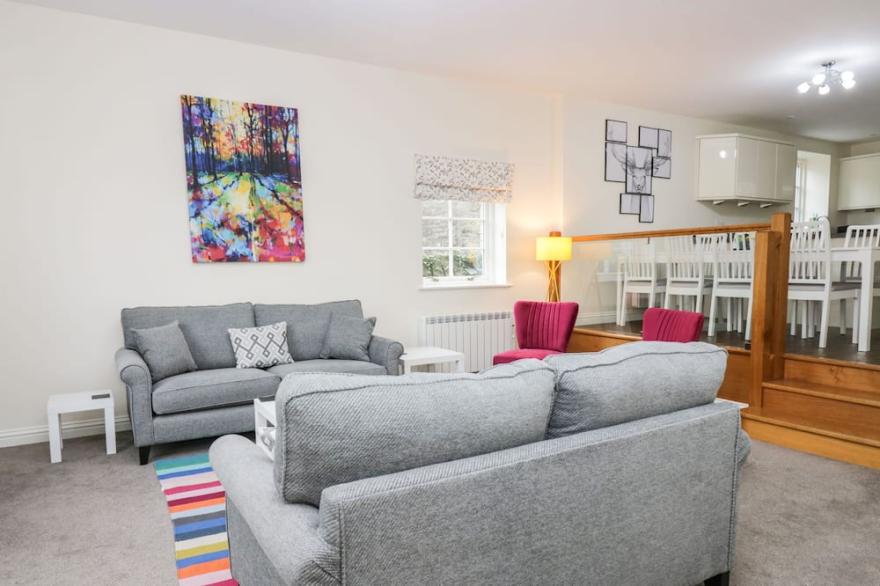 4 BEEZON LODGE, pet friendly, character holiday cottage in Kendal