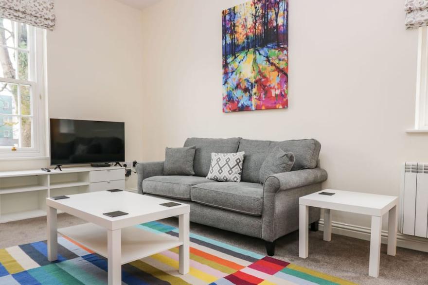 4 BEEZON LODGE, pet friendly, character holiday cottage in Kendal