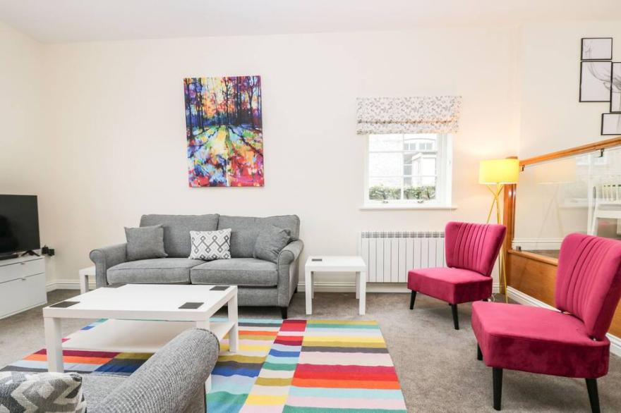 4 BEEZON LODGE, pet friendly, character holiday cottage in Kendal
