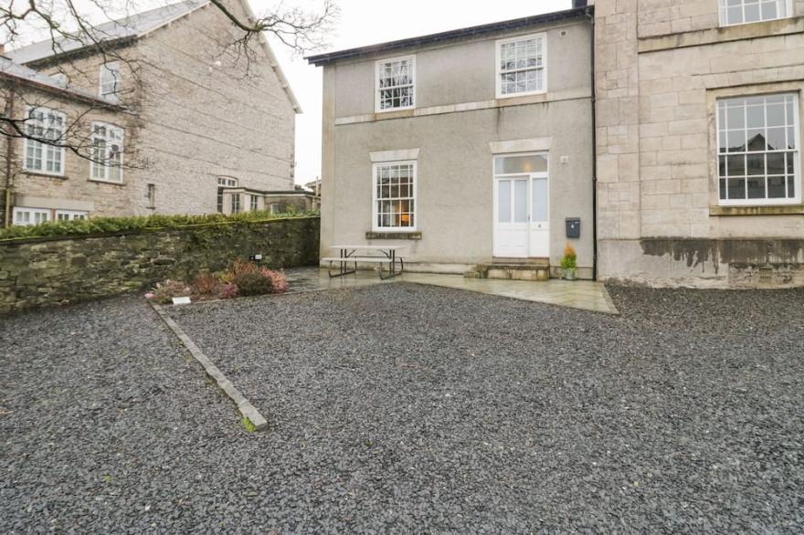 4 BEEZON LODGE, pet friendly, character holiday cottage in Kendal