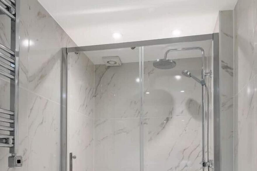 9bMM · Lovely Chelsea Apartment