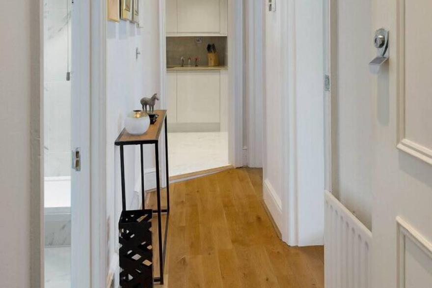 9bMM · Lovely Chelsea Apartment