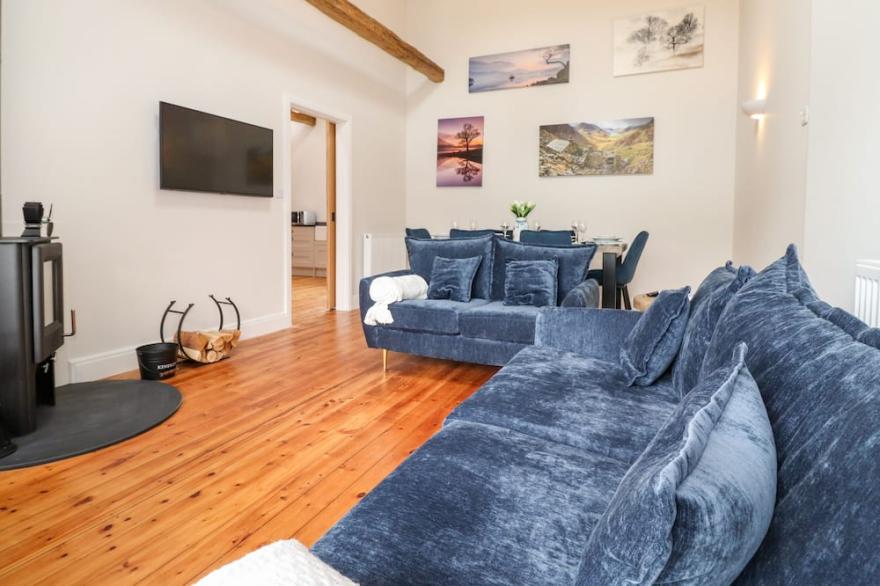 ADA’S HIDEAWAY, pet friendly, with open fire in Sizergh, Cumbria