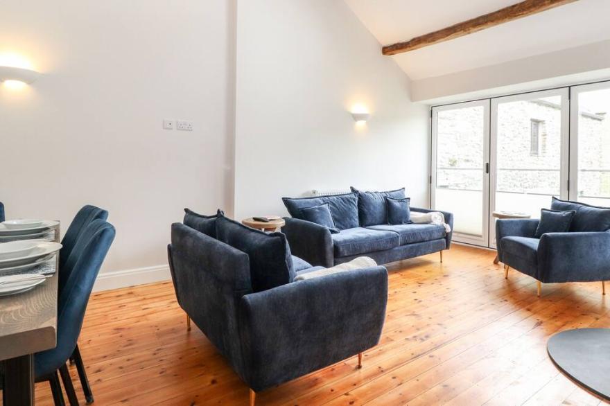ADA’S HIDEAWAY, pet friendly, with open fire in Sizergh, Cumbria