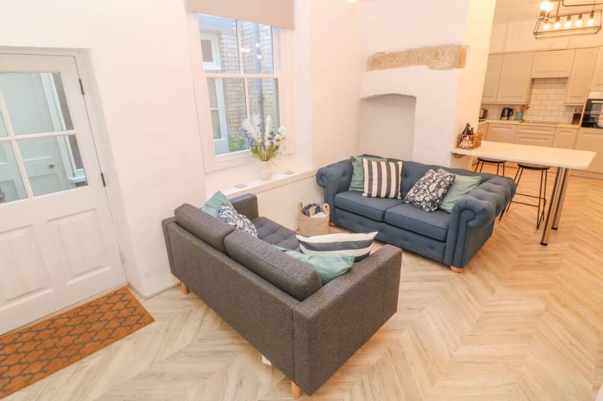 THE HIDEOUT, pet friendly, character holiday cottage in Lostwithiel