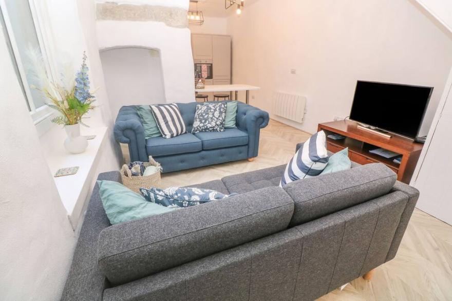 THE HIDEOUT, pet friendly, character holiday cottage in Lostwithiel