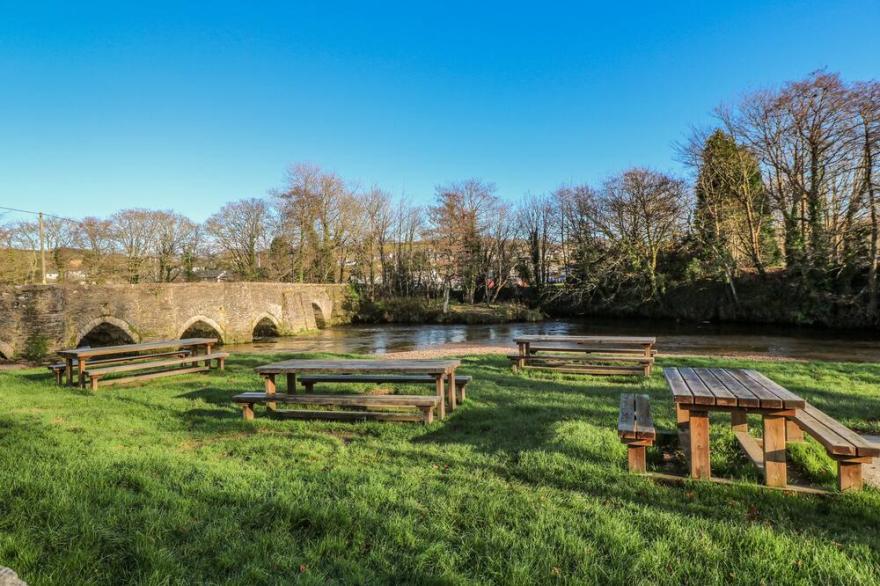 THE HIDEOUT, pet friendly, character holiday cottage in Lostwithiel