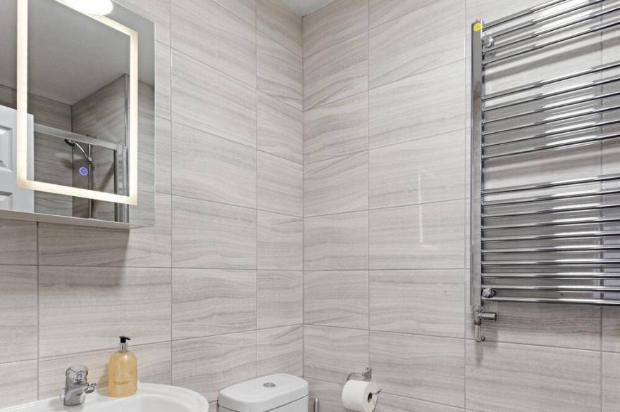 Stylish 4 bed 3 bath- Mill Hill