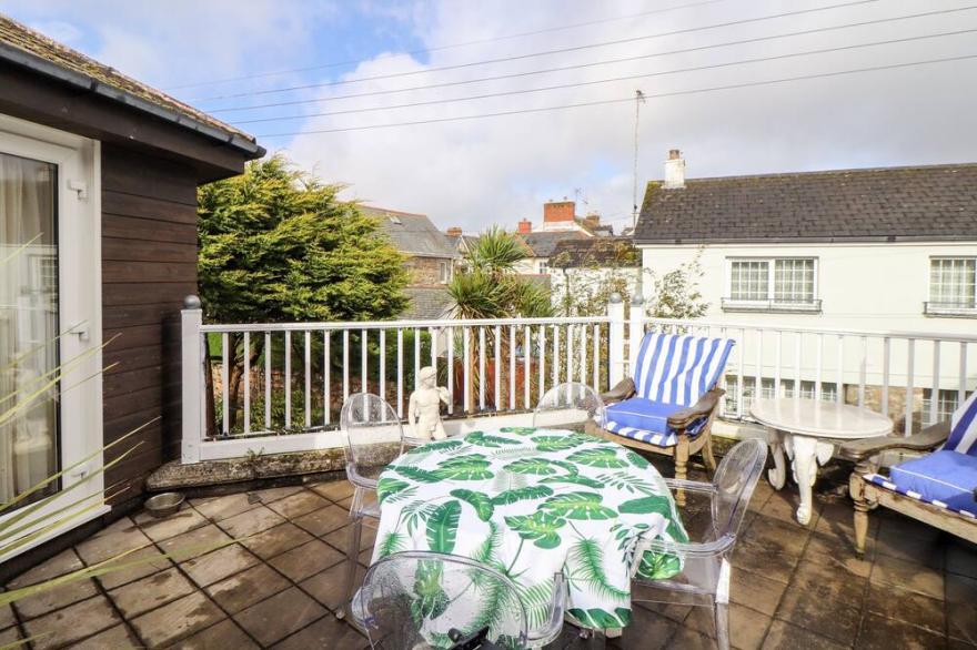 THE HEXAGON HOUSE, pet friendly, with hot tub in Goldsithney