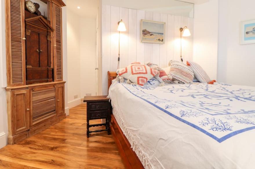 THE HEXAGON HOUSE, pet friendly, with hot tub in Goldsithney