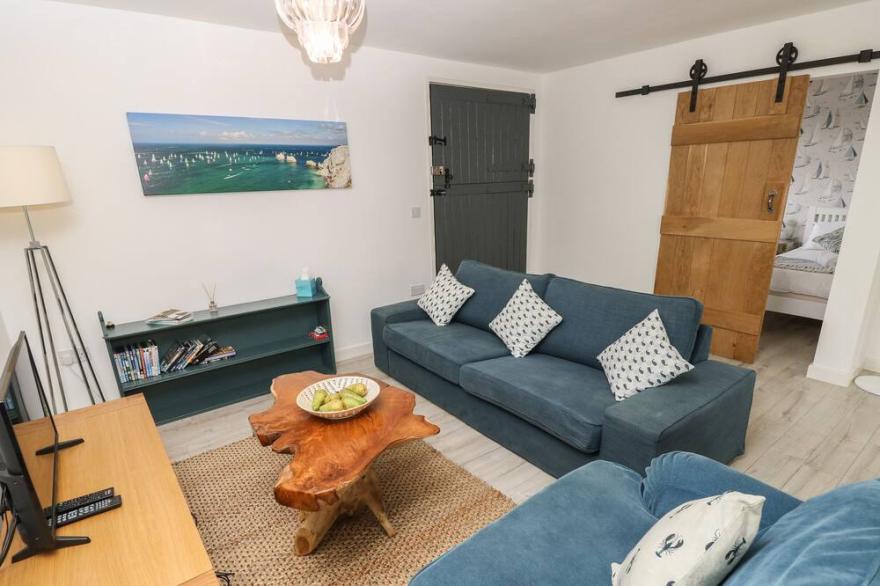 THE STABLES, pet friendly, with a garden in Brighstone