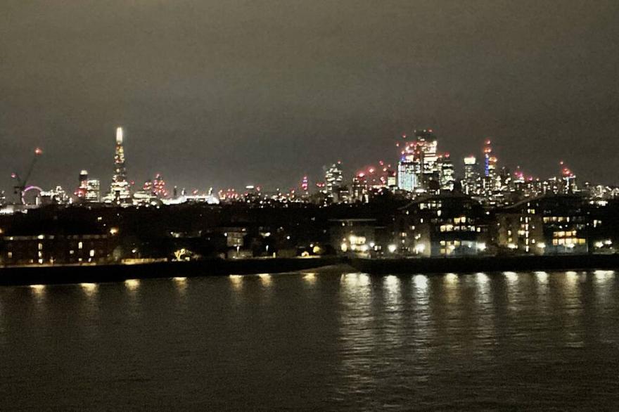 Flat on the banks of the Thames