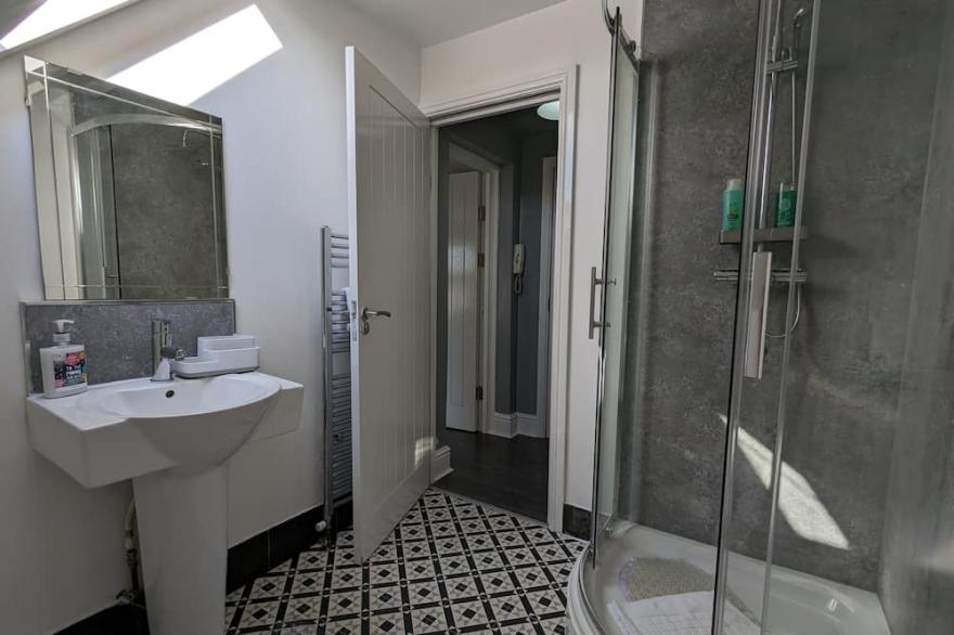 This serviced apartment is a 2 bedroom(s), 1 bathrooms, located in Birmingham, England.