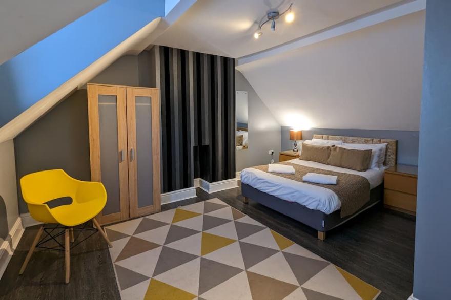 This serviced apartment is a 2 bedroom(s), 1 bathrooms, located in Birmingham, England.