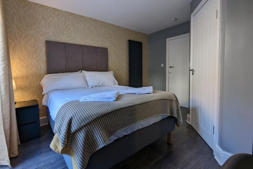 This serviced apartment is a 2 bedroom(s), 2 bathrooms, located in Birmingham, England.
