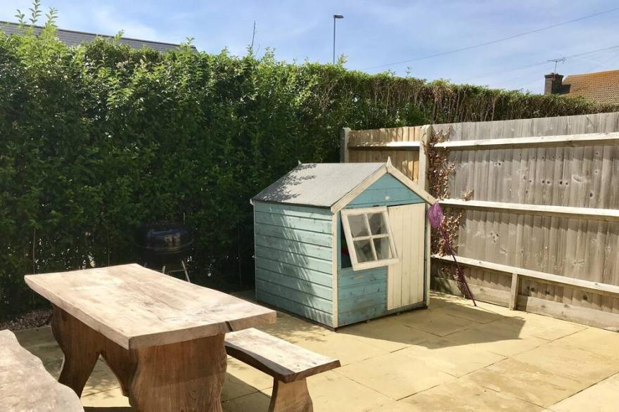 Light, modern townhouse with patio, a minute from beach; child- and pet-friendly
