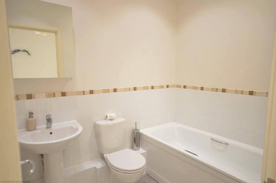 Light, modern townhouse with patio, a minute from beach; child- and pet-friendly