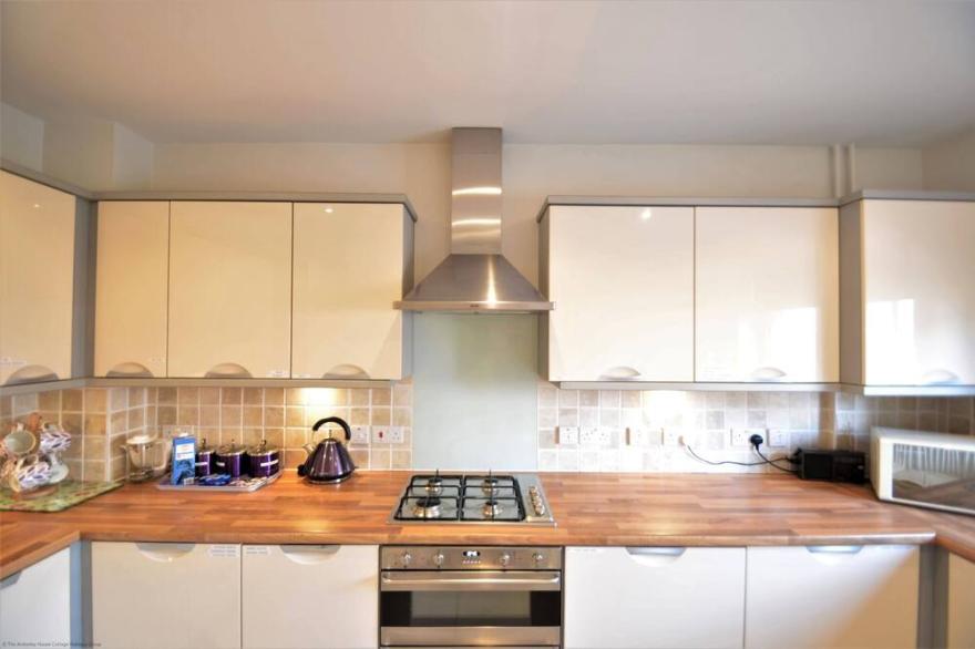 Light, modern townhouse with patio, a minute from beach; child- and pet-friendly